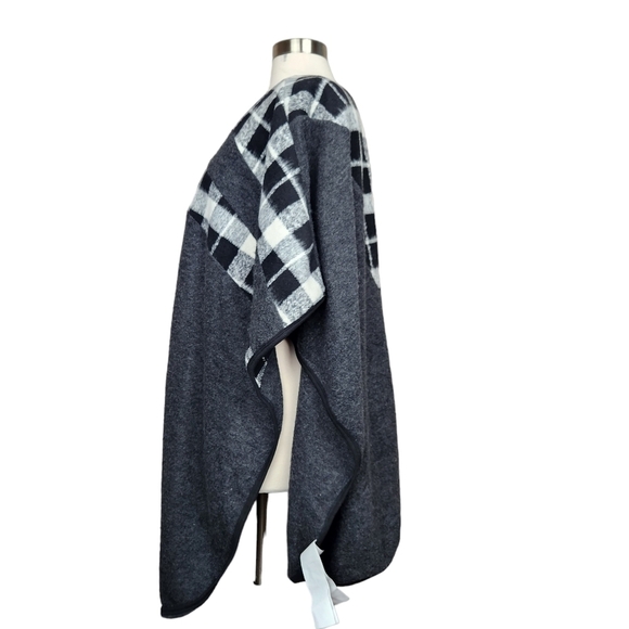 MINKPINK NWT Just Charming Shrug Poncho Gray Plaid OSFA Women's One Size - Picture 3 of 13